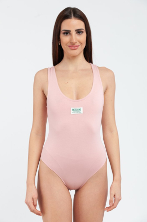 Body Dama, Moschino, Conceput pentru plajǎ, Logo
