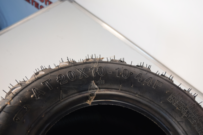 Anvelopă 20x10-10 ATV, tracțiune excelentă pe teren accidentat și stabilitate ridicată [3]