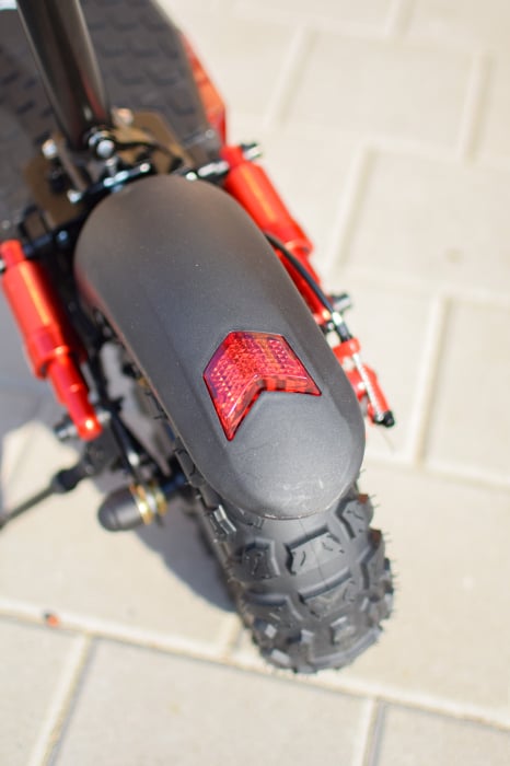 J-11 Max – Trotinetă Electrică Off-Road 800W, Roți 11", 18Ah, 50 Km/h. [15]