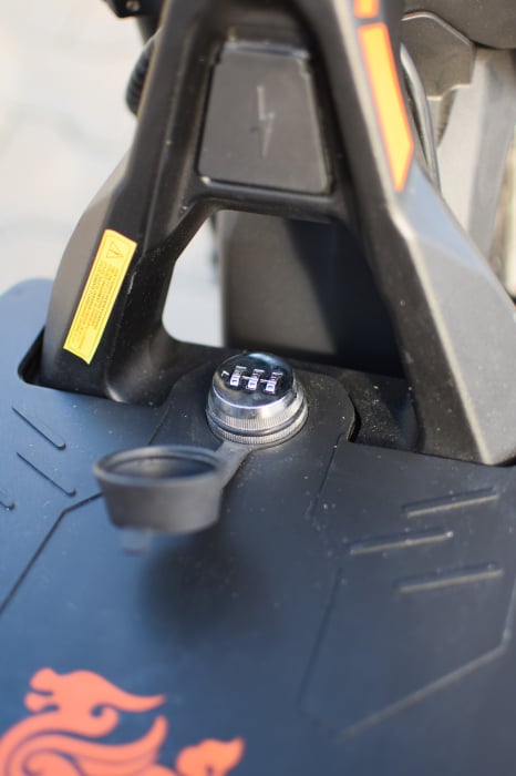 Trotineta electrica de teren KuKirin G4 Max, 2 motoare de 1600W, autonomie max 95 km, viteza maxima 86 km/h [18]