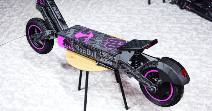 Trotineta Electrica KuKirin G2 (2026) PERSONALIZATA Competition Pink - Con Base [4]