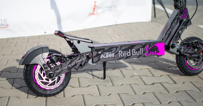 Trotineta Electrica KuKirin G2 (2026) PERSONALIZATA Competition Pink - Con Base [13]