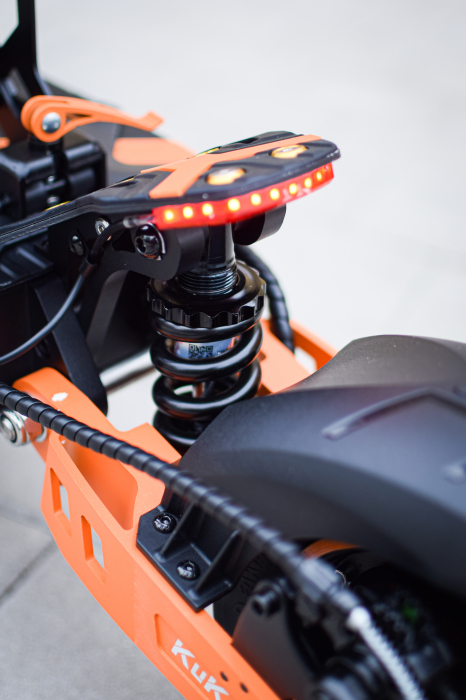 Trotinetă electrică KuKirin G2 MAX, Anvelope off-road pneumatice de 10*2.75 inch, Motor fără perii de 1000W, Viteză maximă 55 km/h, Acumulator 48V 20Ah, Autonomie 80 km [11]