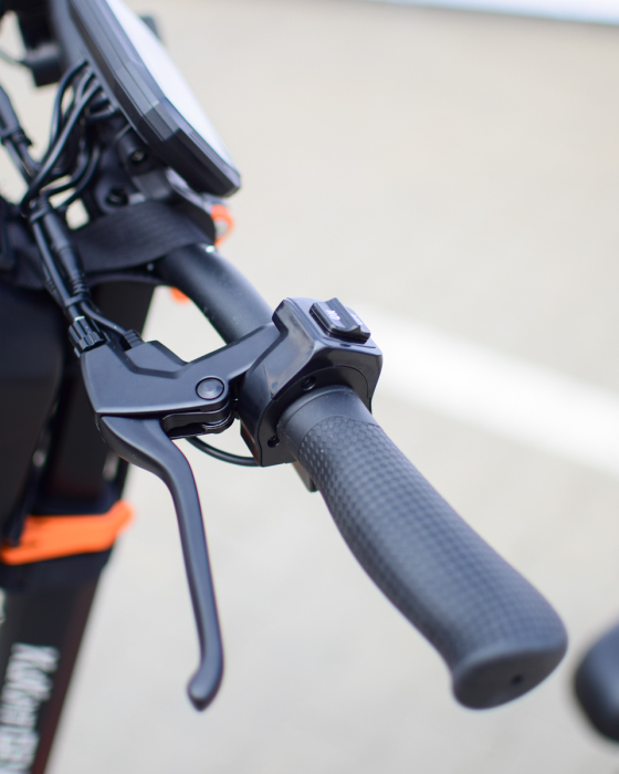 Trotinetă electrică KuKirin G2 MAX, Anvelope off-road pneumatice de 10*2.75 inch, Motor fără perii de 1000W, Viteză maximă 55 km/h, Acumulator 48V 20Ah, Autonomie 80 km [3]