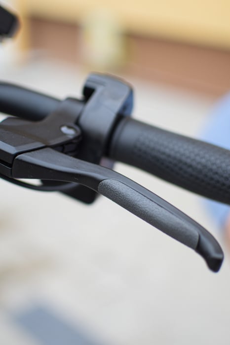 Trotinetă electrică KuKirin G2 MAX, Anvelope off-road pneumatice de 10*2.75 inch, Motor fără perii de 1000W, Viteză maximă 55 km/h, Acumulator 48V 20Ah, Autonomie 80 km [21]