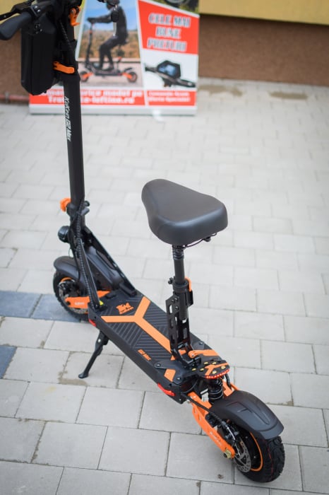 Trotinetă electrică KuKirin G2 MAX, Anvelope off-road pneumatice de 10*2.75 inch, Motor fără perii de 1000W, Viteză maximă 55 km/h, Acumulator 48V 20Ah, Autonomie 80 km [7]