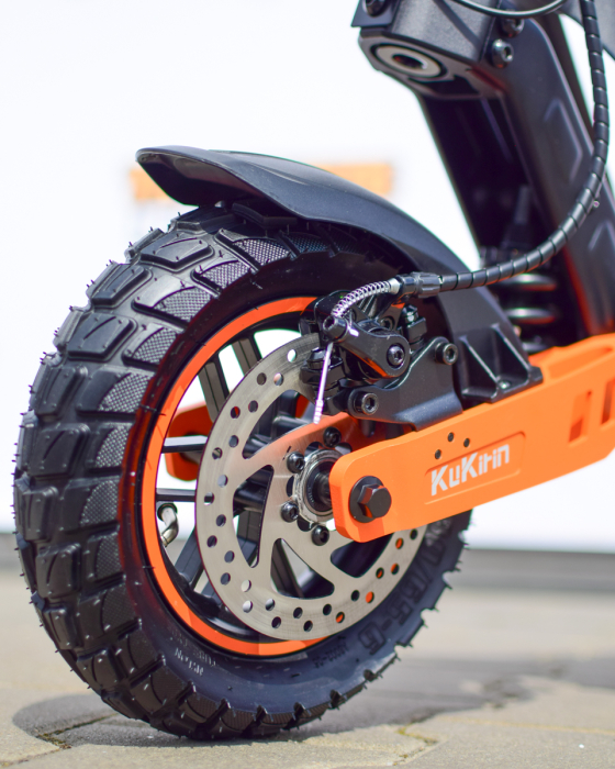 Trotinetă electrică KuKirin G2 MAX, Anvelope off-road pneumatice de 10*2.75 inch, Motor fără perii de 1000W, Viteză maximă 55 km/h, Acumulator 48V 20Ah, Autonomie 80 km [8]