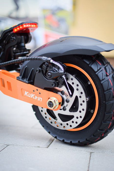 Trotinetă electrică KuKirin G2 MAX, Anvelope off-road pneumatice de 10*2.75 inch, Motor fără perii de 1000W, Viteză maximă 55 km/h, Acumulator 48V 20Ah, Autonomie 80 km [10]