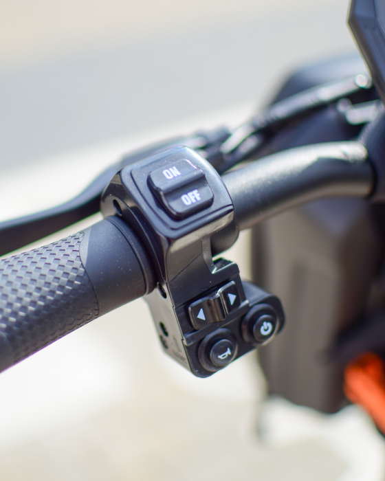 Trotinetă electrică KuKirin G2 MAX, Anvelope off-road pneumatice de 10*2.75 inch, Motor fără perii de 1000W, Viteză maximă 55 km/h, Acumulator 48V 20Ah, Autonomie 80 km [10]