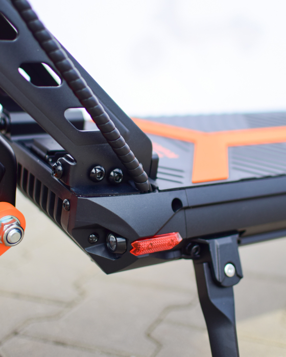 Trotinetă electrică KuKirin G2 MAX, Anvelope off-road pneumatice de 10*2.75 inch, Motor fără perii de 1000W, Viteză maximă 55 km/h, Acumulator 48V 20Ah, Autonomie 80 km [14]