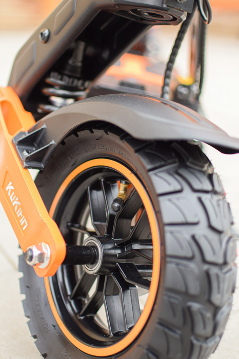 Trotinetă electrică KuKirin G2 MAX, Anvelope off-road pneumatice de 10*2.75 inch, Motor fără perii de 1000W, Viteză maximă 55 km/h, Acumulator 48V 20Ah, Autonomie 80 km [16]