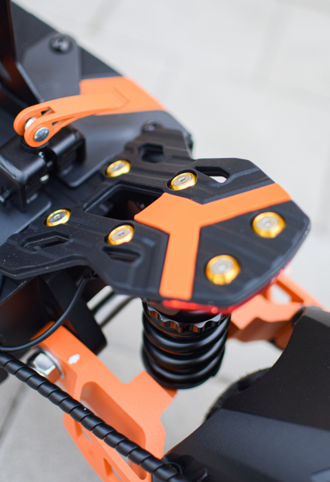 Trotinetă electrică KuKirin G2 MAX, Anvelope off-road pneumatice de 10*2.75 inch, Motor fără perii de 1000W, Viteză maximă 55 km/h, Acumulator 48V 20Ah, Autonomie 80 km [18]