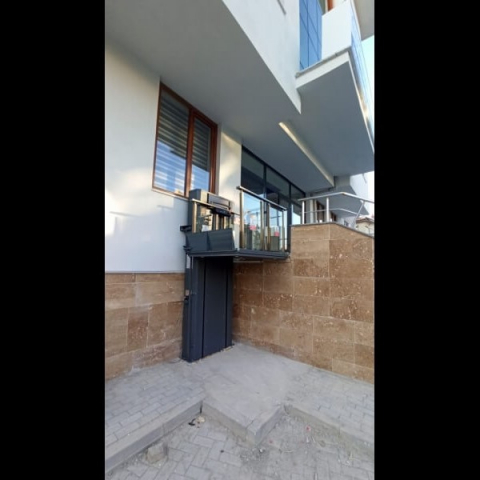 Lift pentru persoane cu dizabilități, h 150cm, cu 1 rampă si 1 ușă, cu mecanism de antrenare laterală prin surub melcat | MK-TRS-901-SCR-150-1R1D [1]