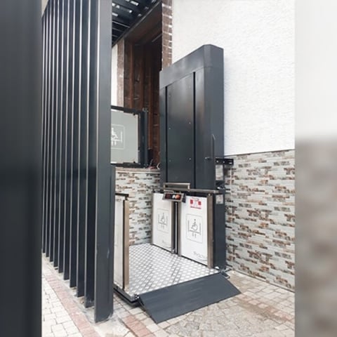 Lift pentru persoane cu dizabilități, h 150cm, cu 1 rampă si 1 ușă, cu mecanism de antrenare laterală prin surub melcat | MK-TRS-901-SCR-150-1R1D