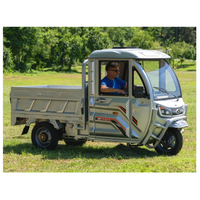 Triciclu Electric Cargo Cabina Inchisa Voinicu TCB1500, Putere maximala 3800 W, Autonomie 60 km, Viteza maxima: 25 km/h [1]