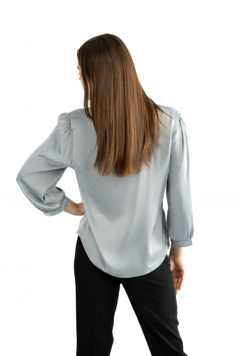 Bluza Dama 828 – Eleganță Satinată cu Detalii Feminin [2]