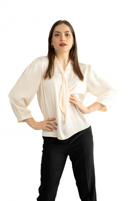 Bluza Dama 828 – Eleganță Satinată cu Detalii Feminin [3]