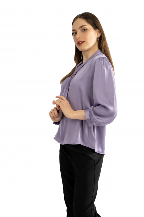 Bluza Dama 828 – Eleganță Satinată cu Detalii Feminin [2]