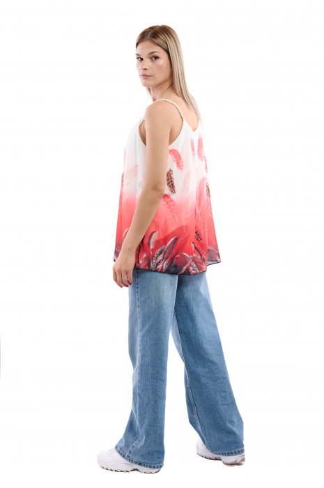 Maioul dama, ușor de asortat cu orice ținută casual. [4]