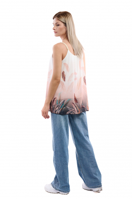 Maioul dama, ușor de asortat cu orice ținută casual. [4]