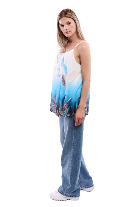 Maioul dama, ușor de asortat cu orice ținută casual. [3]