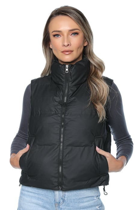 Vestă damă modernă și confortabilă, cu fermoar și buzunare laterale. Design matlasat cu guler înalt, căptușeală ușoară din vatelină și șnur elastic ajustabil pentru o potrivire perfectă. [6]