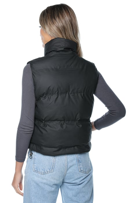 Vestă damă modernă și confortabilă, cu fermoar și buzunare laterale. Design matlasat cu guler înalt, căptușeală ușoară din vatelină și șnur elastic ajustabil pentru o potrivire perfectă. [2]