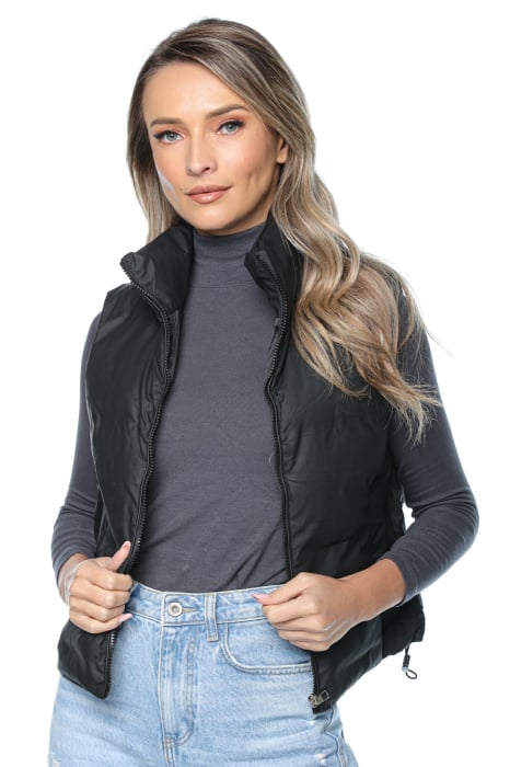 Vestă damă modernă și confortabilă, cu fermoar și buzunare laterale. Design matlasat cu guler înalt, căptușeală ușoară din vatelină și șnur elastic ajustabil pentru o potrivire perfectă. [7]