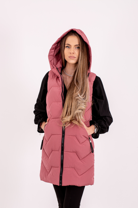 Vesta dama lungă cu glugă 808 îmbină confortul cu un design modern și practic. [4]