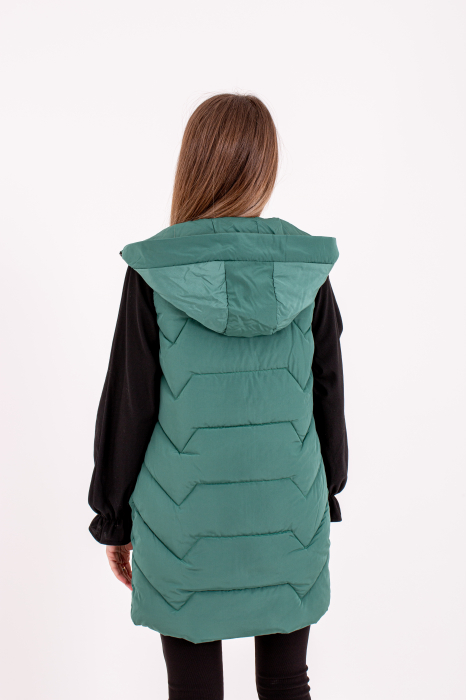 Vesta dama lungă cu glugă 808 îmbină confortul cu un design modern și practic. [2]