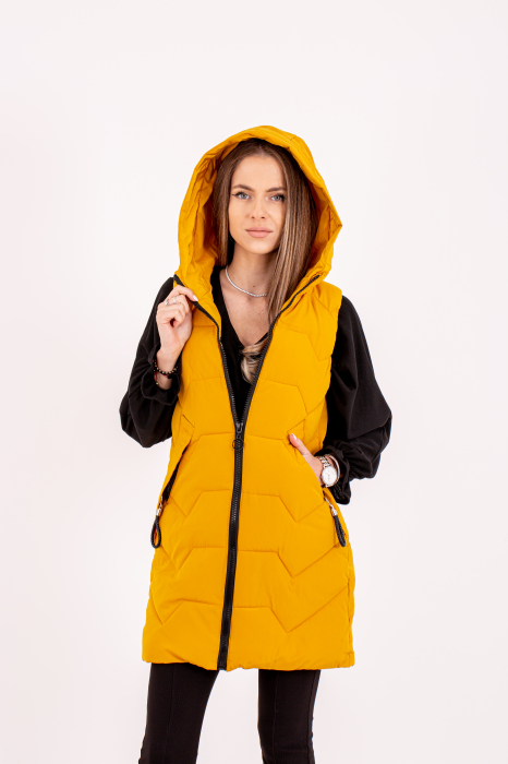 Vesta dama lungă cu glugă 808 îmbină confortul cu un design modern și practic. [4]