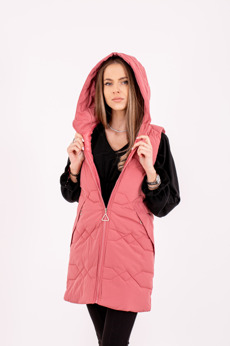Vesta dama cu glugă 809 este alegerea perfectă pentru un stil practic și confortabil. [4]