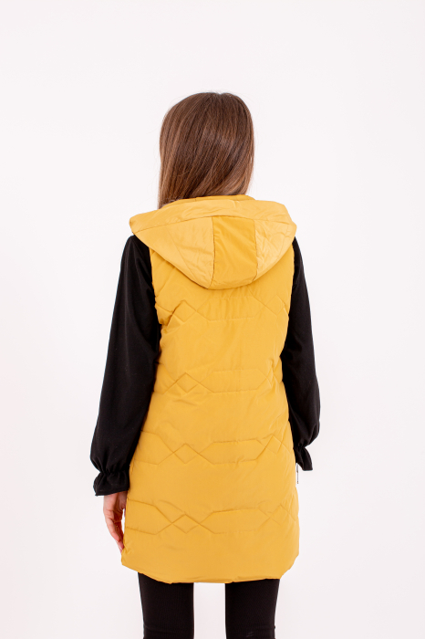 Vesta dama cu glugă 809 este alegerea perfectă pentru un stil practic și confortabil. [2]