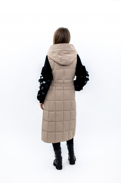 Vesta dama lungă 818 îți aduce un stil rafinat și confortul de care ai nevoie în sezonul rece. [2]