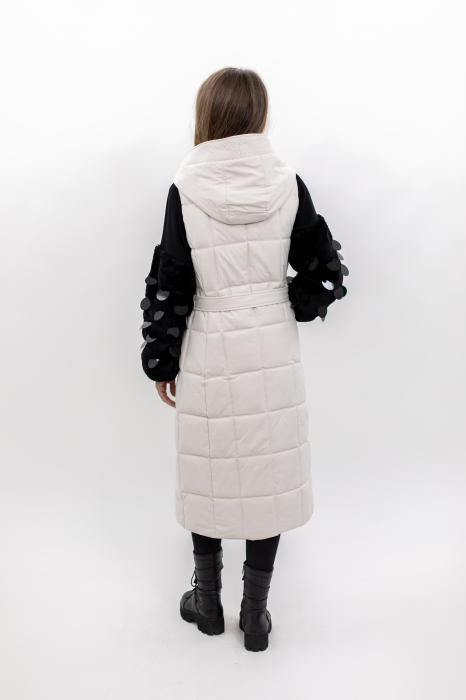 Vesta dama lungă 818 îți aduce un stil rafinat și confortul de care ai nevoie în sezonul rece. [2]