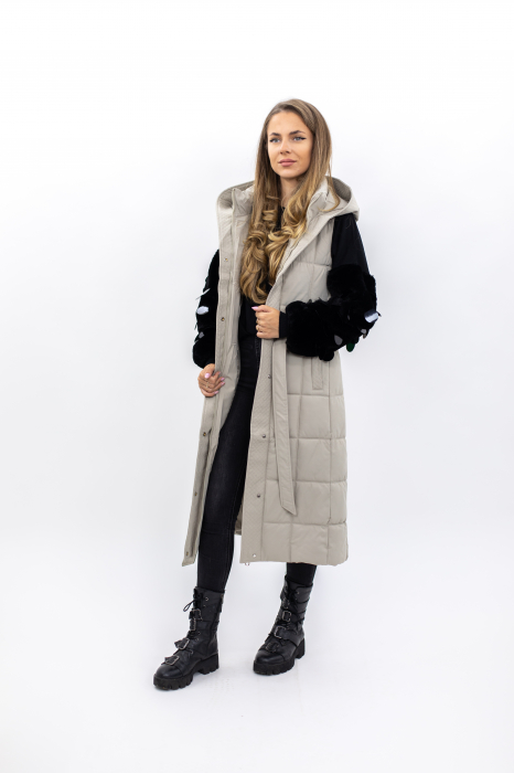 Vesta dama lungă 818 îți aduce un stil rafinat și confortul de care ai nevoie în sezonul rece. [4]