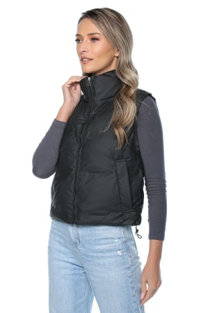 Vestă damă modernă și confortabilă, cu fermoar și buzunare laterale. Design matlasat cu guler înalt, căptușeală ușoară din vatelină și șnur elastic ajustabil pentru o potrivire perfectă. [3]