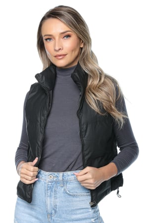 Vestă damă modernă și confortabilă, cu fermoar și buzunare laterale. Design matlasat cu guler înalt, căptușeală ușoară din vatelină și șnur elastic ajustabil pentru o potrivire perfectă. [6]