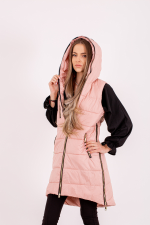 Vesta dama cu glugă de lungime medie este combinația perfectă între stil și confort [3]