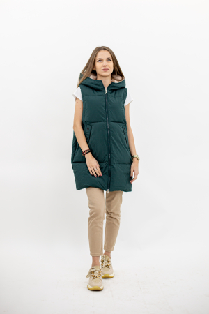 Veste de damă - Vesta dama cu glugă 2116 îți oferă un look modern și confortabil, ideal pentru sezonul rece