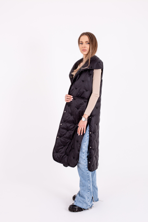 Vesta dama lungă cu capse laterale este o alegere stilată și practică pentru zilele reci. [3]