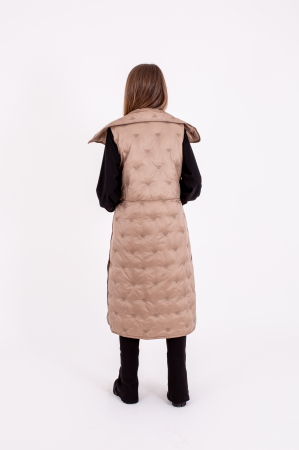 Vesta dama lungă cu capse laterale este o alegere stilată și practică pentru zilele reci. [1]