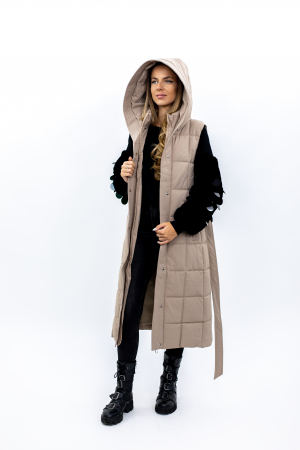 Vesta dama lungă 818 îți aduce un stil rafinat și confortul de care ai nevoie în sezonul rece. [3]