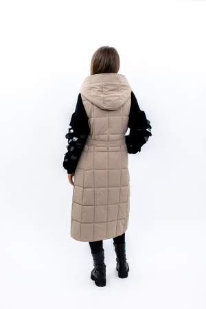 Vesta dama lungă 818 îți aduce un stil rafinat și confortul de care ai nevoie în sezonul rece. [1]