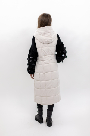 Vesta dama lungă 818 îți aduce un stil rafinat și confortul de care ai nevoie în sezonul rece. [1]