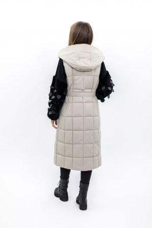 Vesta dama lungă 818 îți aduce un stil rafinat și confortul de care ai nevoie în sezonul rece. [1]