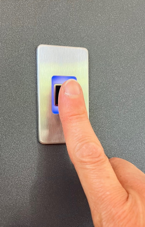 Usi de intrare - Cititor de amprenta cu bluetooth, biometric, pentru deschiderea usii