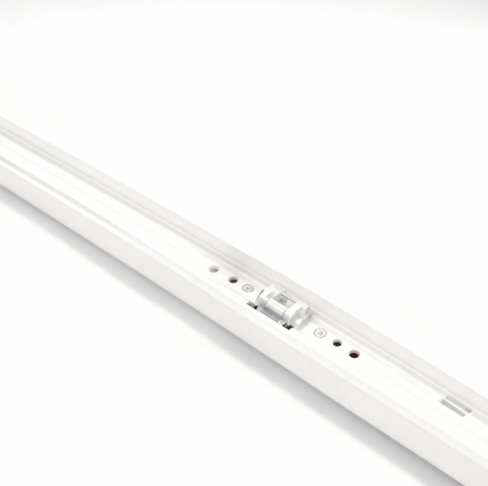 Usa tehnica din lemn cu finisaj HPL balamale ascuns si toc metalic [4]