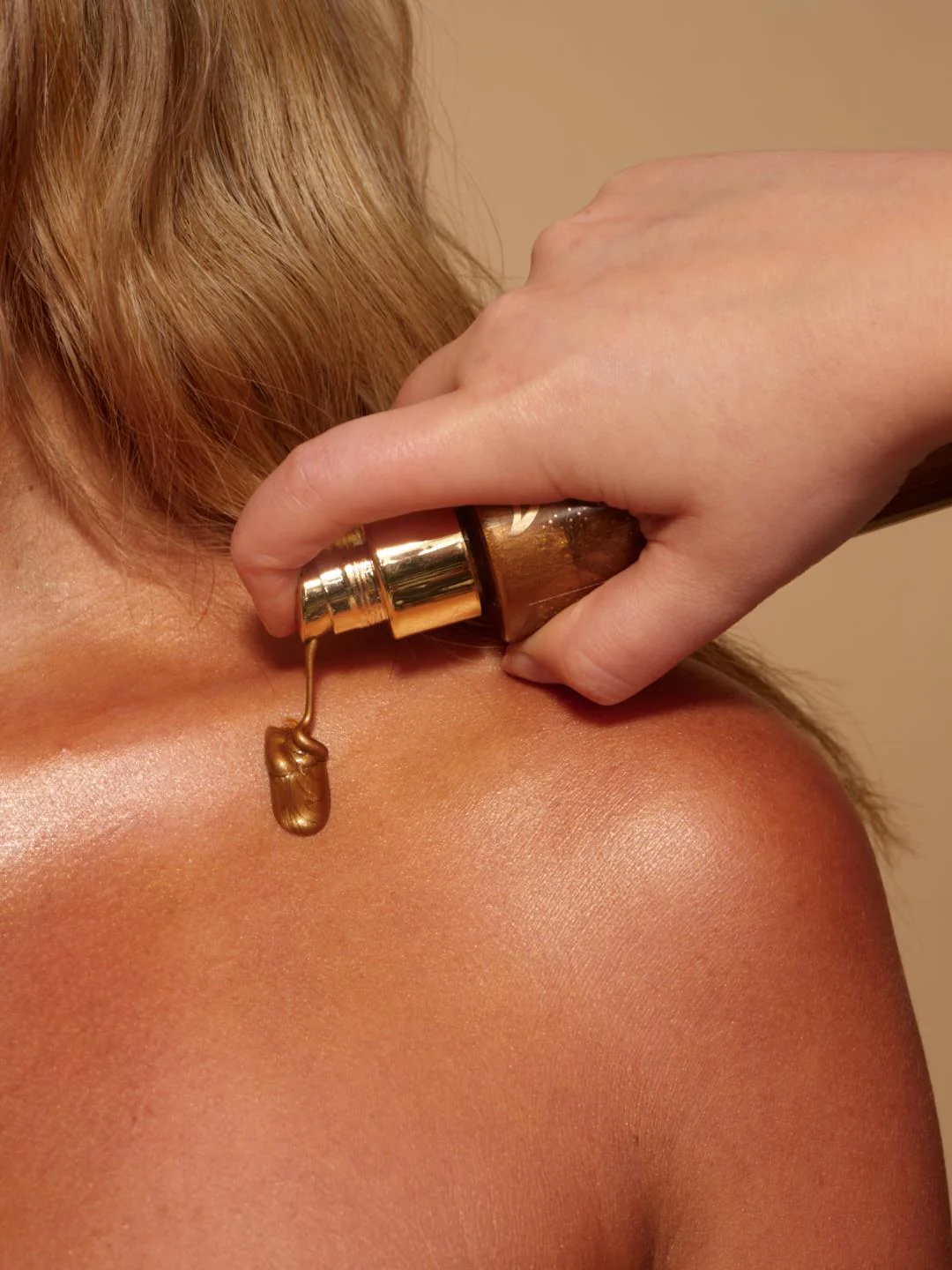 Gel de corp autobronzant cu efect de strălucire [2]