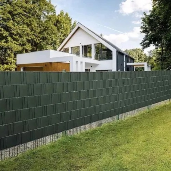 Banda pentru gard VarioShop®, pentru panouri, balcon si terasa, PVC 450 g/m², rezistenta la UV si umiditate, 25 cleme, 19x3500 cm, verde [11]
